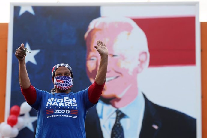 Una mujer celebra la victoria de Joe Biden en las elecciones presidenciales de Estados Unidos desde Ballina, en California, EEUU