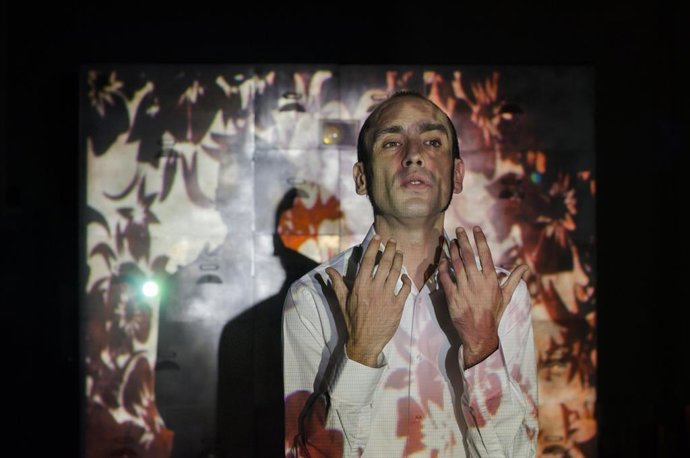 El actor Javier García Ortega en el espectáculo 'Amor oscuro'