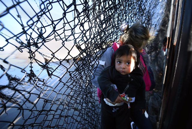 Un grupo de migrantes intenta cruzar a San Diego, Estados Unidos, desde Tijuana, México.