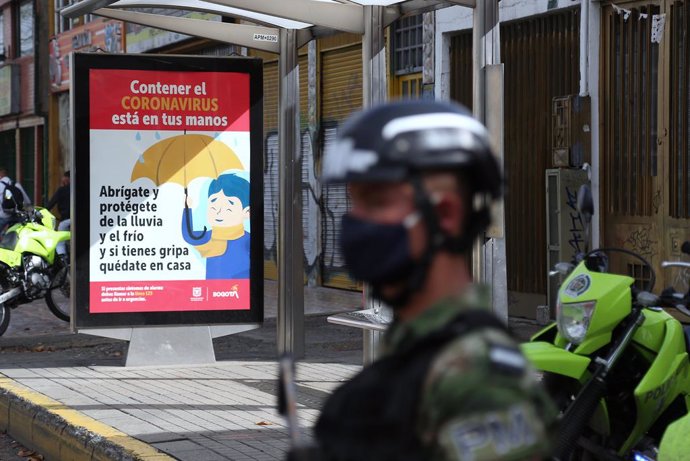 01 June 2020, Colombia, Bogota: An armed and masked soldier controls access to the Kennedy neighborhood, where a strict quarantine is in place due to the increaseing number of reported Coronavirus (Covid-19). Photo: Camila Díaz/colprensa/dpa