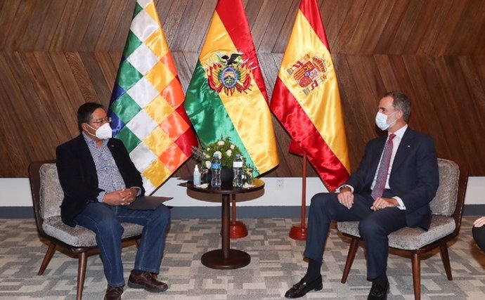 El presidente electo de Bolivia, Luis Arce, y El Rey de España, Felipe VI.