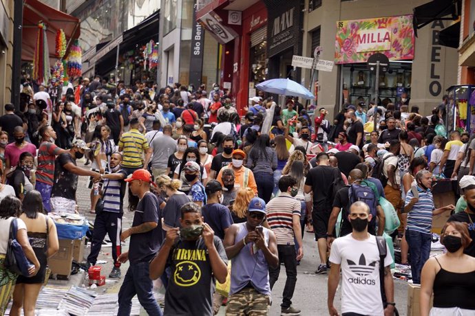 27 October 2020, Brazil, Sao Paulo: People walk at a shopping street amid the spread of the coronavirus pandemic. Photo: Cris Faga/ZUMA Wire/dpa