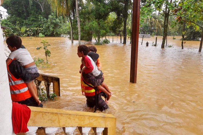 Dos niños son evacuados en Guatemala por la tormenta 'Eta'