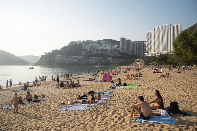Bañistas en Hong Kong tras la reapertura de las playas en la isla. 