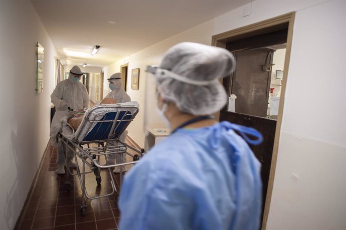 07 November 2020, Argentina, Firmat: Medics attend to a man who suffers from health complications after contracting coronavirus at the intensive care unit of a hospital. Photo: Patricio Murphy/ZUMA Wire/dpa