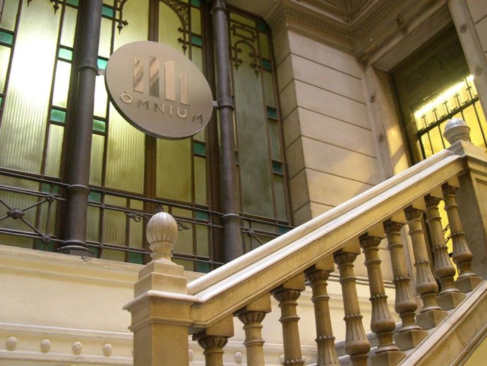 Entrada a la sede de Omnium cultural