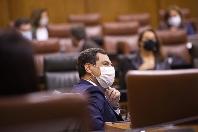 El presidente de la Junta, Juanma Moreno, durante la sesión de control al gobierno del Pleno del Parlamento de Andalucía. En Sevilla (Andalucía, España), a 05 de noviembre de 2020.