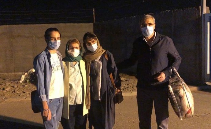 La activista Nasrin Soutudeh, en el centro de la imagen, con su familia