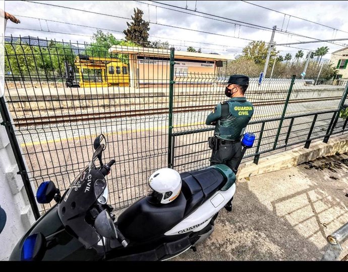 Un guardia civil frente a la estación de tren de Binissalem.