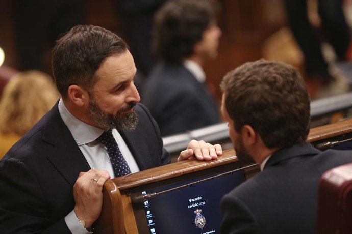 El presidente de Vox, Santiago Abascal, y el presidente del PP, Pablo Casado, hablan durante la sesión de constitución de las Cortes para la XIV Legislatura en el Congreso de los Diputados en diciembre de 2019.