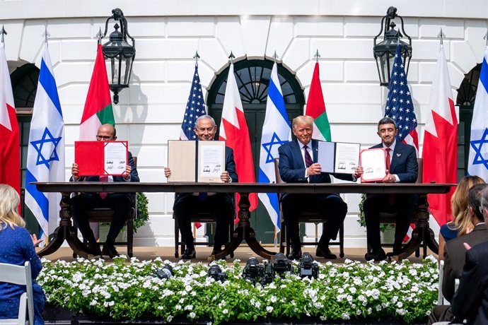 El presidente de EEUU, Donald Trump; el ministro de Exteriores de Bahréin, Abdullatif bin Rashid al Zayani; el primer ministro israelí, Benjamin Netanyahu, y el ministro de Exteriores de EAU, jeque Abdulá bin Zayed Al Nahyan