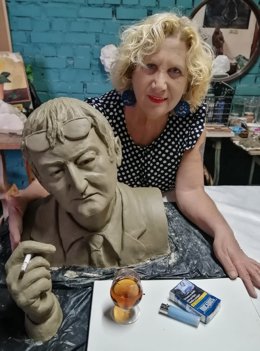 María José Herrera posa junto a su obra