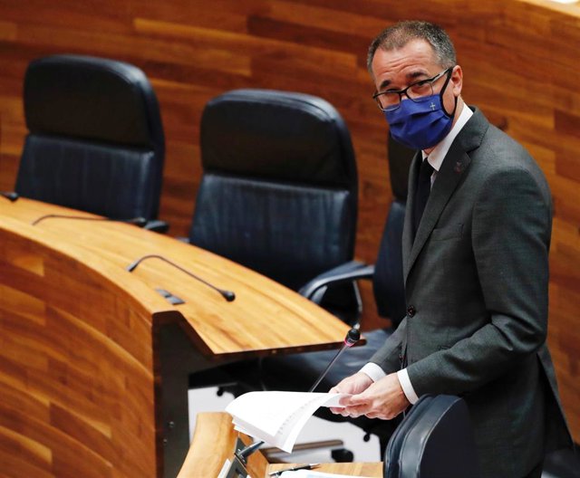 El consejero de Salud del Principado, Pablo Fernández Muñiz, en la Junta General.