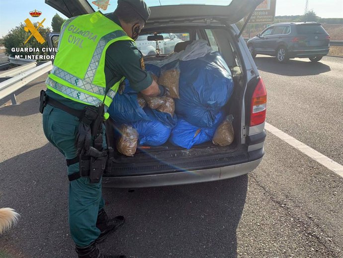 Intervienen más de 200 kilos de picadura de tabaco y detienen a una persona en La Carlota.