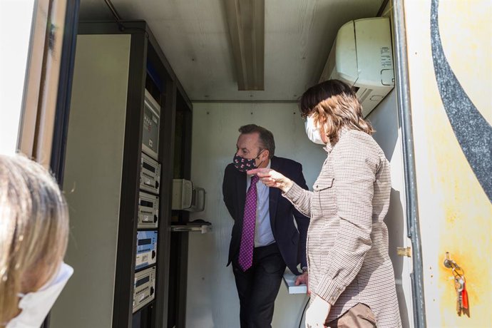 El consejero de Medio Ambiente, Guillermo Blanco, en una estación de medición de la calidad del aire