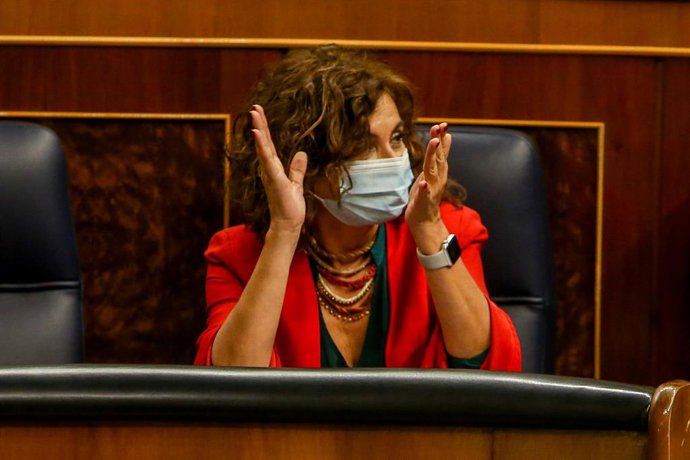 La portavoz del Gobierno y ministra de Hacienda, María Jesús Montero, aplaude en el Congreso
