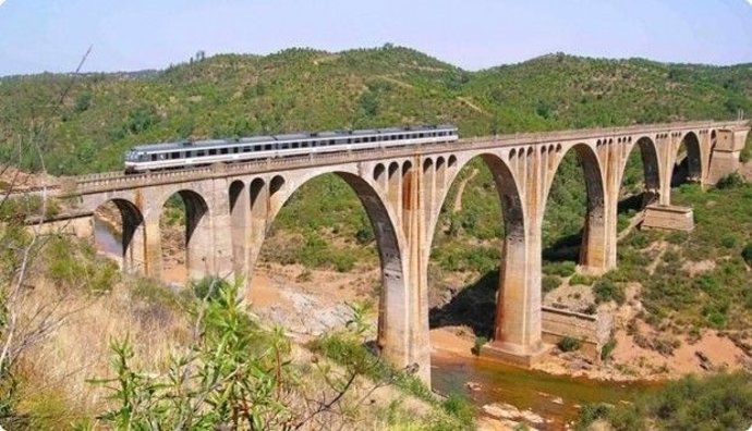 Tren a su paso por Huelva