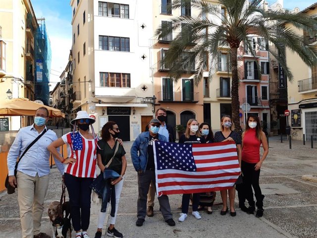Un grupo de americanos en Mallorca celebra la victoria de Biden y Harris en las elecciones norteamericanas.