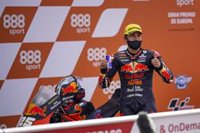 Raúl Fernández se estrena en Cheste y el caos beneficia a Ogura