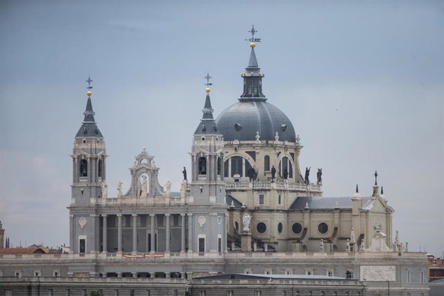 La Catedral de La Almudena vista desde la zona del Templo de Debod de la capital.