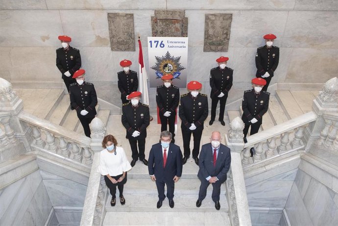 Recibimiento del alcalde de Bilbao a los mandos de la Policía Municipal