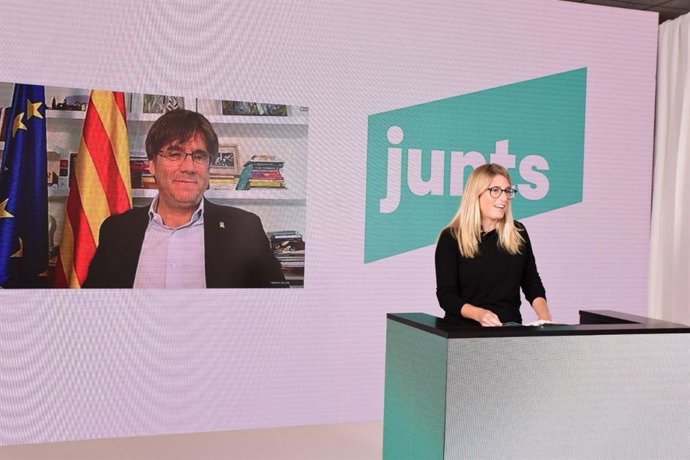 El líder de JxCat, Carles Puigdemont, al costat de la vicepresidenta de JxCat Elsa Artadi, en l'acte de clausura del congrés fundacional del partit.