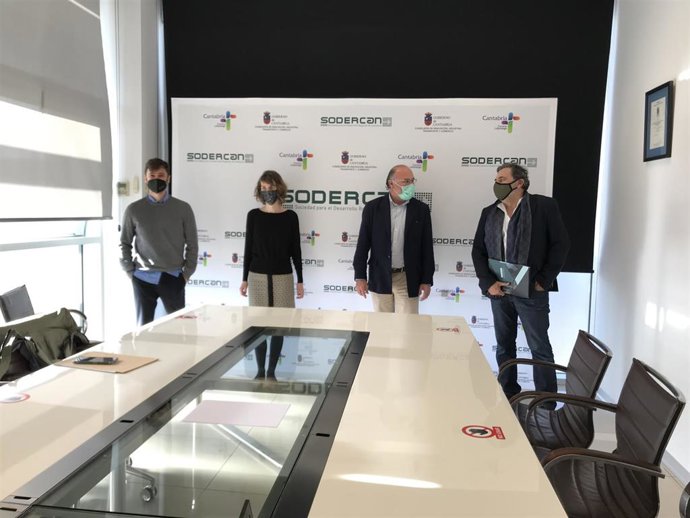 El director de Sodercan, Javier Carrión, con representantes de la plataforma de Productoras Asociadas de Cantabria de Cine y Audiovisuales (PACCA)