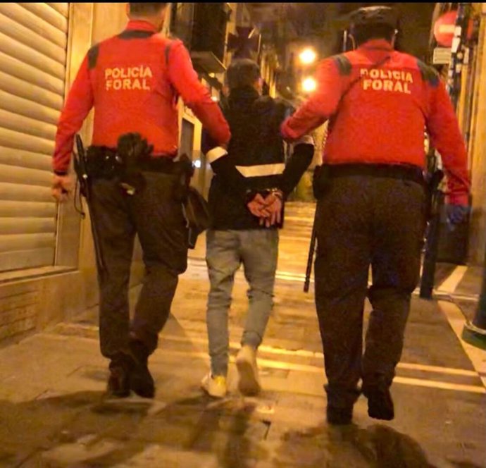 Momento de la detención en la calle Mercaderes de Pamplona