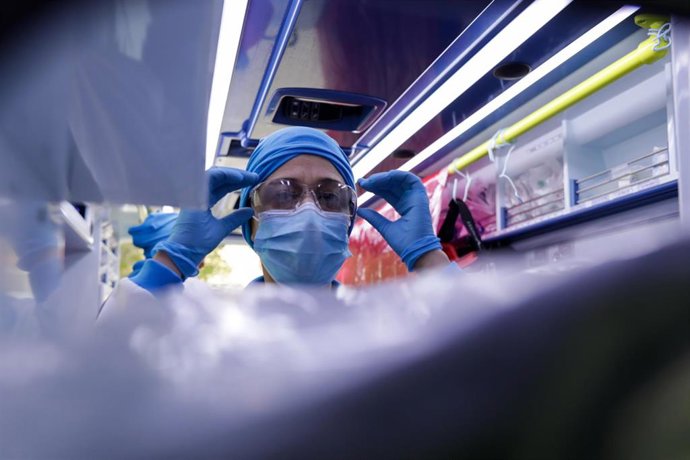 Una sanitaria realiza el cambio de guardia y prepara y revisa la unidad móvil durante un día de trabajo, foto de archivo