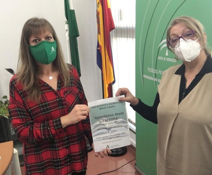 Lourdes Arroyo y Matilde Cabello en la presentación del club de lectura y de escritura 'Aprendamos desde la palabra'.