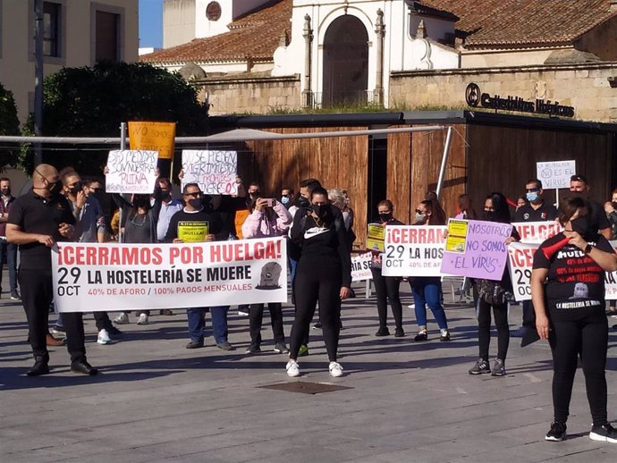Hosteleros de Mérida se concentran para reclamar apoyo para poder continuar con su actividad el pasado 29 de octubre.