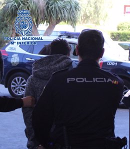 Nota De Prensa Y Fotografía: "La Policía Nacional Detiene A Dos Personas Por Realizar 69 Cargos Fraudulentos En Compras A Través De Internet"