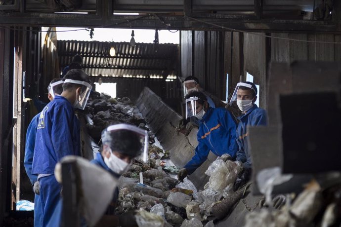 19 May 2020, Iran, Ray: Workers sort garbage at Arad-Kouh garbage disposal centre and coronavirus infectious waste. Photo: Rouzbeh Fouladi/ZUMA Wire/dpa