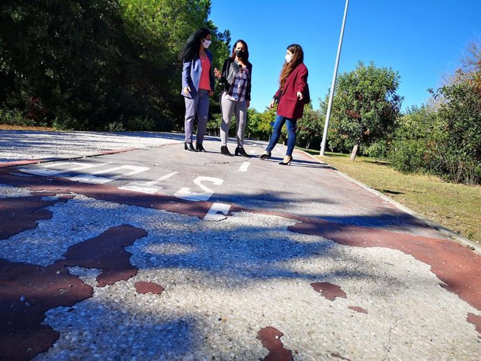 La concejal de Ciudadanos (Cs) en el Ayuntamiento de Sevilla, Amelia Velázquez, visita el carril bici del Parque del Alamillo.