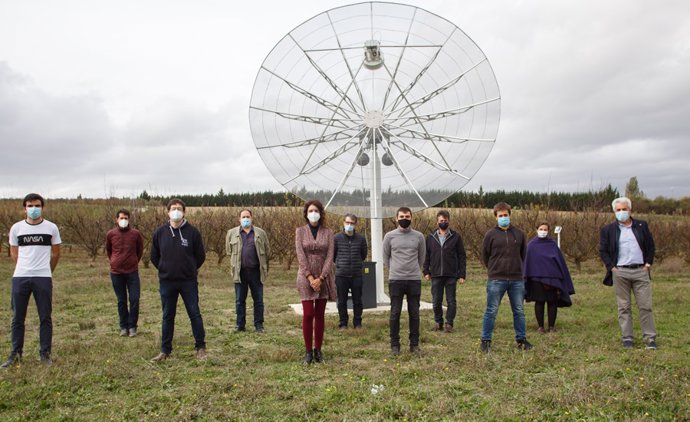 Parte del equipo impulsor del proyecto de radiotelescopio de la UPNA posa junto a la instalación