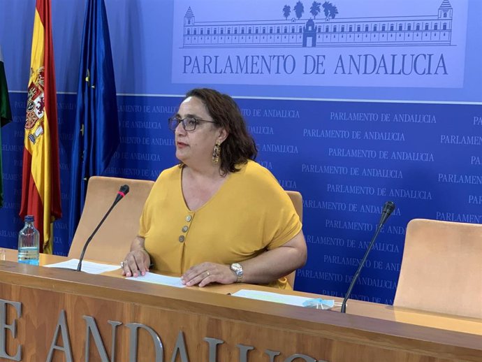 La portavoz adjunta del grupo parlamentario Adelante Andalucía, Ángela Aguilera, en rueda de prensa