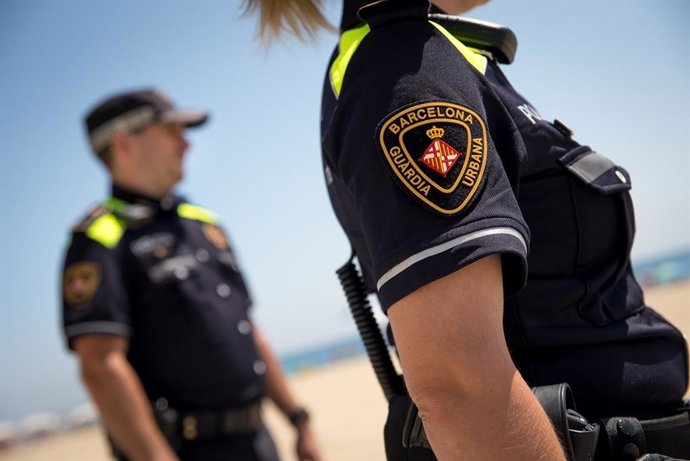 Dos agents de la Gurdia Urbana de Barcelona a la platja