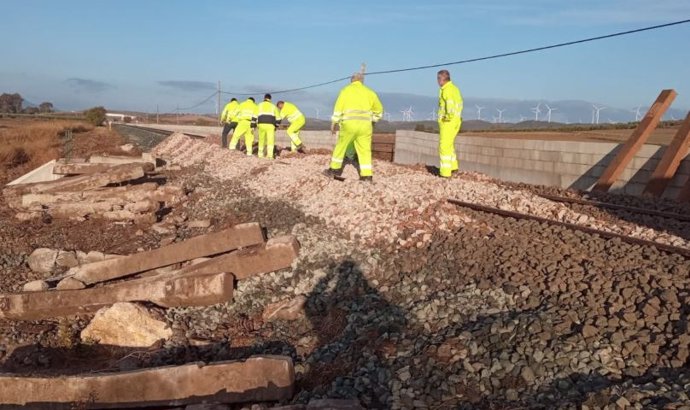 Operarios arreglan la vía donde descarrilló un tren entre Almargen y Campillos de la línea Algeciras-Madrid