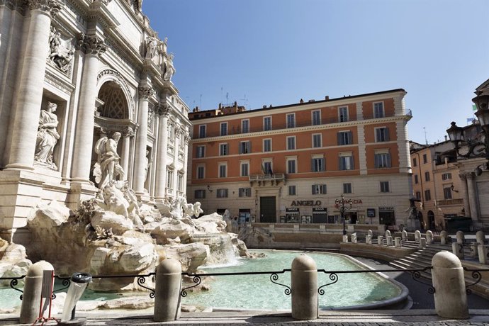 04 April 2020, Italy, Rome: A general view of the empty area around the Trevi Fountain amid a lockdown on social life and non-essential activities to help hamper the spreading of coronavirus. Photo: Matteo Trevisan/ZUMA Wire/dpa