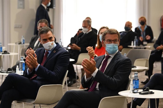 El presidente del Gobierno, Pedro Sánchez (i), y el presidente de la Xunta de Galicia, Alberto Núñez Feijóo, durante el acto de clausura del II Foro La Toja-Vínculo Atlántico celebrado en la Isla de Toja, Pontevedra, Galicia, (España), a 3 de septiembre