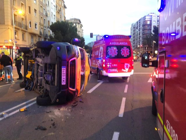Heridas leves cuatro personas en una colisión entre un turismo y una ambulancia en la avenida Goya.