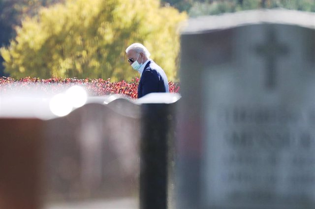 Joe Biden de visita en el cementerio donde están enterrados sus familiares difuntos