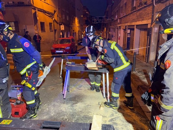 Els Bombers de Barcelona segueixen valorant aquest diumenge a la tarda l'estructura de l'edifici, al carrer Conca de Tremp.