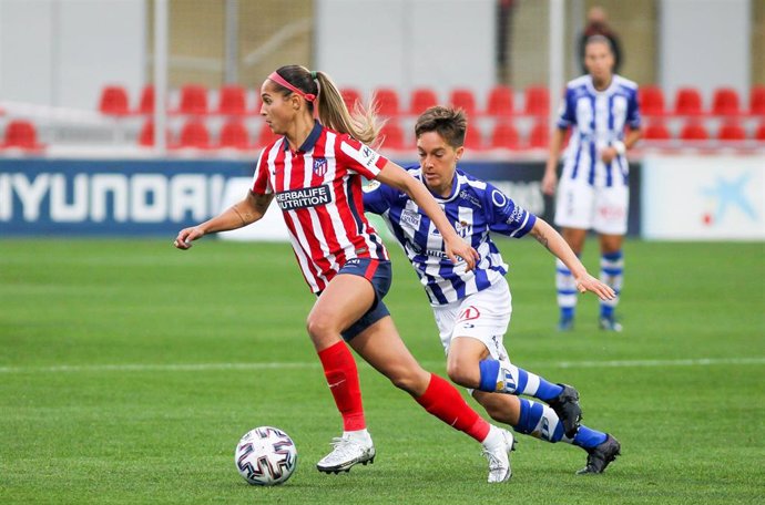 Deyna Castellanos, perseguida por Claire Falknor durante el Atlético de Madrid-Sporting Huelva de la Primera Iberdrola 2020-2021