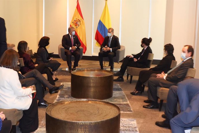 El Rey Felipe VI (derecha) conversa con el presidente de Colombia, Iván Duque (izquierda), durante su visita a Bolivia para asistir a la toma de posesión de su nuevo presidente, Luis Arce, en La Paz (Bolivia), a 8 de noviembre de 2020. En la visita al p