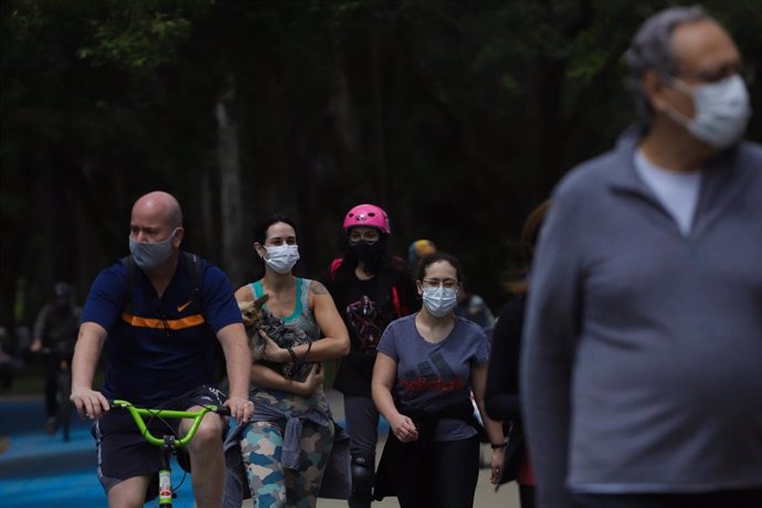 Un grupo de personas pasea por el parque de Ibirapuera en Sao Paulo, Brasil.
