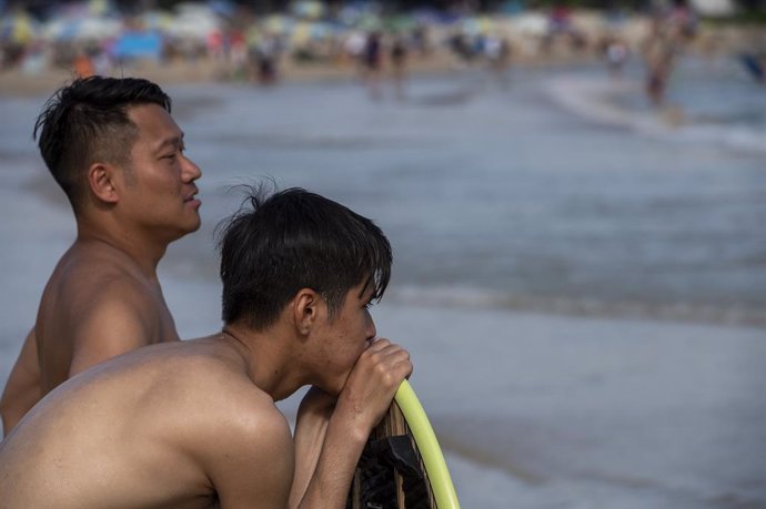 Un grupo de bañistas en Hong Kong, después de la reciente reapertura de sus playas.