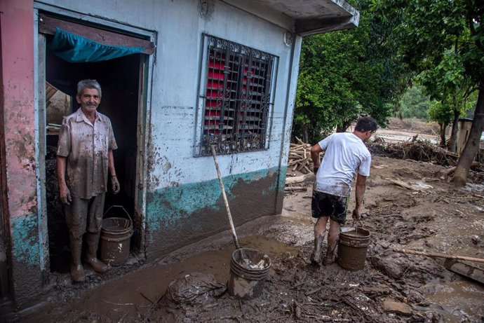 Cientos de miles de personas han sido desplazadas en Honduras por culpa de las violentas lluvias provocadas por el ciclón 'Eta'.