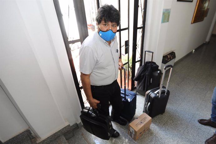 08 November 2020, Argentina, El Palomar: Former Bolivian President Evo Morales stand with his luggage at El Palomar airport before boarding an Argentinean Air Force flight to Jujuy to return from there to his country after living in exile in Argentina f