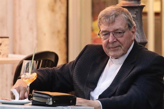 El cardenal australiano George Pell en una cafetería de Roma, Italia.